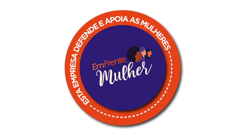 Selo com texto "Esta empresa defende e apoia as mulheres", com marca que diz Em Frente, Mulher