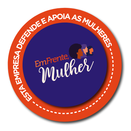 Selo com texto "Esta empresa defende e apoia as mulheres", com marca que diz Em Frente, Mulher